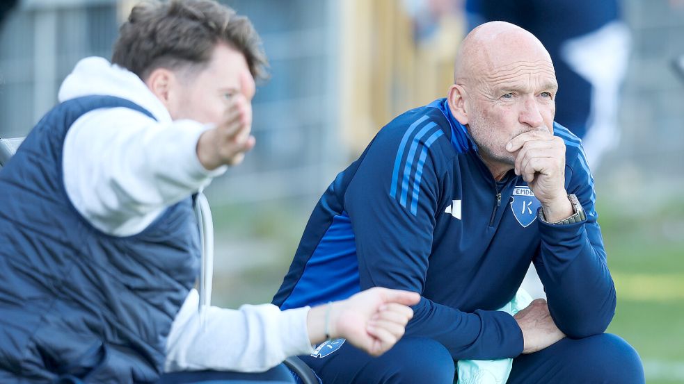 Henning Rießelmann und Stefan Emmerling sprachen nach Abpfiff noch minutenlang über das Spiel. Fotos: Doden, Emden