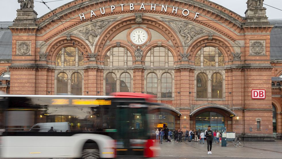 Am Bremer Hauptbahnhof ist am Sonntagmorgen ein Mitarbeiter der Straßenreinigung verprügelt worden. Foto: Mohssen Assanimoghaddam / dpa