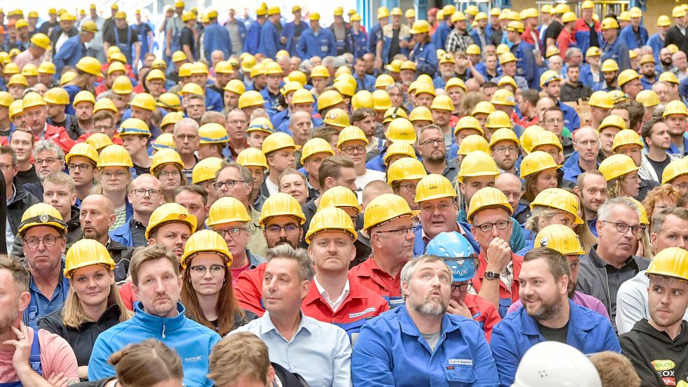 Große Betriebsversammlung auf der Meyer Werft: Politik und Geschäftsführung hatten auch an diesem Montag positive Nachrichten im Gepäck. (Unsere Aufnahme stammt vom August, als der Kanzler die Werft besucht hatte. Diesmal war die Presse bei der Betriebsversammlung nicht zugelassen.) Foto: Ortgies/Archiv