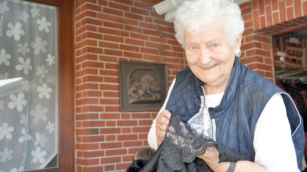 Anne Hallen zeigt die kunstvoll gearbeitete schwarze Spitze am Saum eines Kleides. Foto: Ullrich