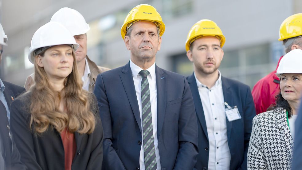 Hauptsache mit Helm (von links): Anne Kura (Grüne), dahinter teils verdeckt Ulf Thiele (CDU), Olaf Lies (SPD), Nico Bloem (SPD) und Gitta Connemann (CDU). Foto: Mittwollen/DPA