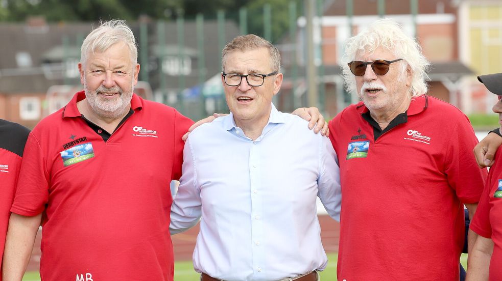 Den Ostfriesland-Cup-Machern Manfred Bloem (links) und Ewald Adden (rechts) gelang es im Juli sogar, den FC-Bayern-Boss und gebürtigen Auricher Jan-Christian Dreesen als Turnierpaten zum Finale zu locken. Foto: Gronewold