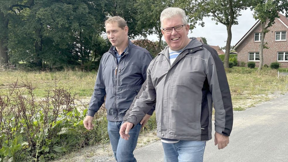 Ortsvorsteher Eberhard Wilken (rechts) und Bürgermeister Heinz Trauernicht haben mit dieser Zeitung die künftige Siedlung besichtigt. Foto: Heinig