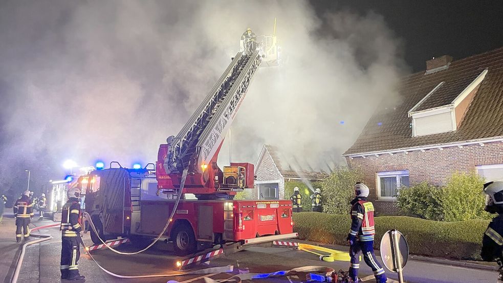 In der Nacht auf Donnerstag ist eine Garage an der Oldersumer Straße in Brand geraten. Foto: Feuerwehr/Sönke Geiken