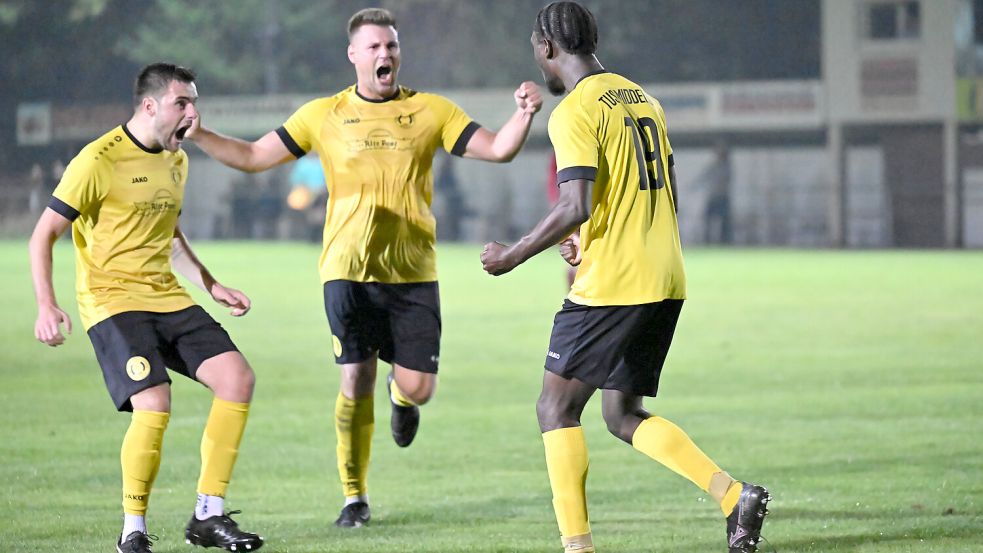 Geraldo Agbodoh (rechts) eröffnete den Torreigen in Middels mit dem 1:0 der Gastgeber. Foto: Doden, Blomberg