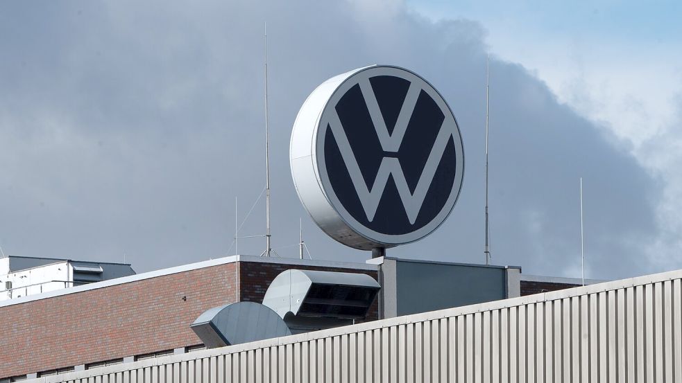 Das Unternehmens-Logo ist auf einem Gebäude des Volkswagen-Werks in Emden zu sehen. VW will seine Sparpläne verschärfen. Foto: Windzio/DPA