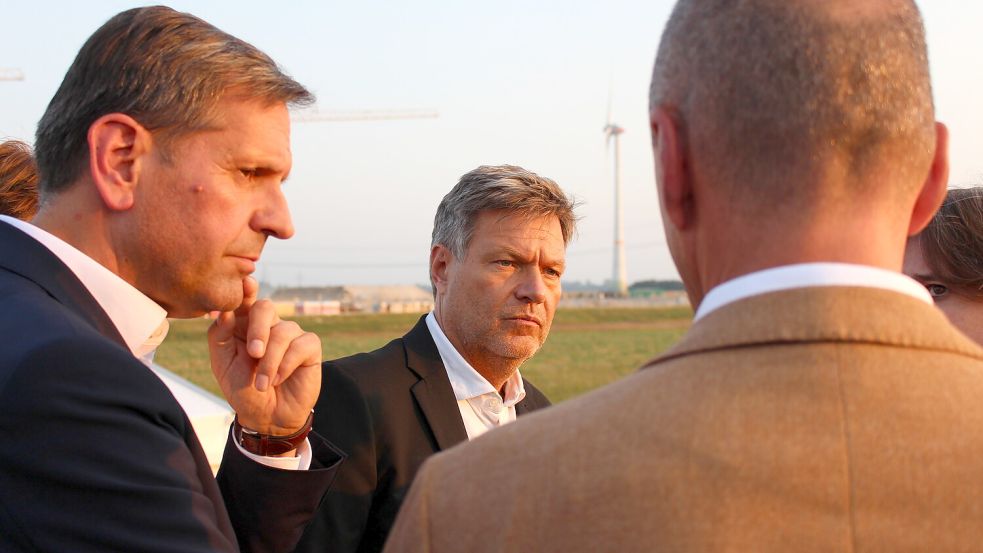 Bundeswirtschaftsminister Robert Habeck (Grüne, Mitte) besichtigte am Donnerstag die Baustelle eines EWE-Wasserstoff-Projekts in Emden. Begleitet wurde er unter anderem von Niedersachsens Wirtschaftsminister Olaf Lies (SPD, links). Foto: Alberts