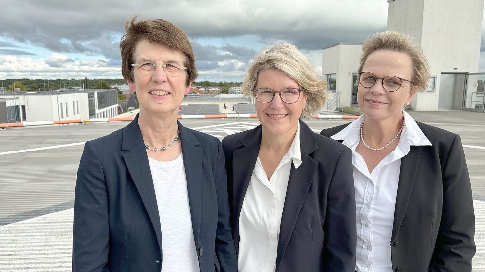 Sind nun fürs Klinikum Leer verantwortlich: Prof. Dr. Sylvia Kotterba (von links, Ärztliche Direktorin), Daniela Kamp (Geschäftsführerin) und Heike Kliegelhöfer (Pflegedirektorin). Foto Nording