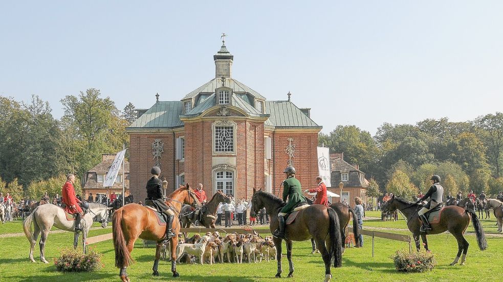 Vor Schloss Clemenswerth startet die traditionsreiche Schleppjagd. Foto: Eckhard Albrecht