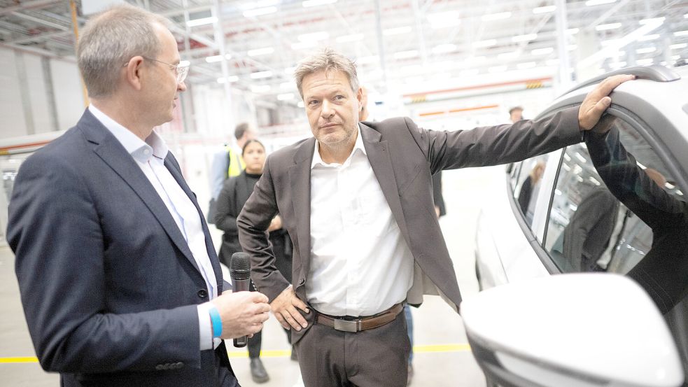 Wirtschaftsminister Robert Habeck (Grüne, rechts) ließ sich von Werksleiter Uwe Schwartz durch die Fertigung bei VW in Emden führen. Foto: Schuldt/DPA