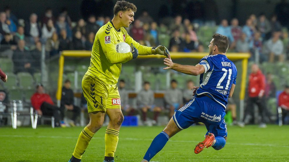 Für diesen Schubser gegen Emdens Tido Steffens sah Weiche-Keeper Christian Esager Rust Gelb. Foto: Kirschner