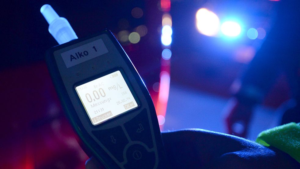 Die Polizisten baten den Rollerfahrer zum Alkoholtest. Foto: Patrick Seeger/dpa