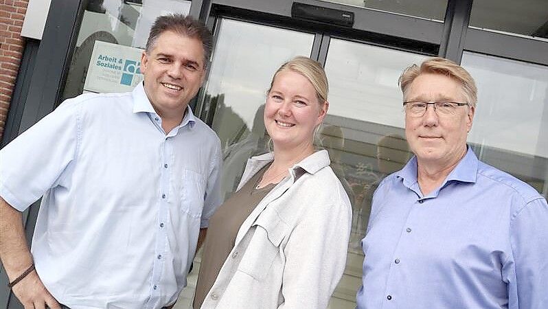 Ein Teil des Teams hinter der Jugendwerkstatt Leer (von links nach rechts): Frank Brinkmann aus dem Fachbereich EDV & IT, Sozialpädagogin Maren Ehlers und Geschäftsführer Joachim de Buhr. Foto: Pentzlin