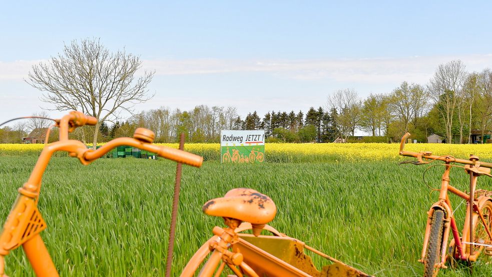 Mit orangenen Fahrrädern weist der Verein zum Radweglückenschluss auf seine Forderung nach einem Ausbau hin. Foto: Archiv/Wagenaar