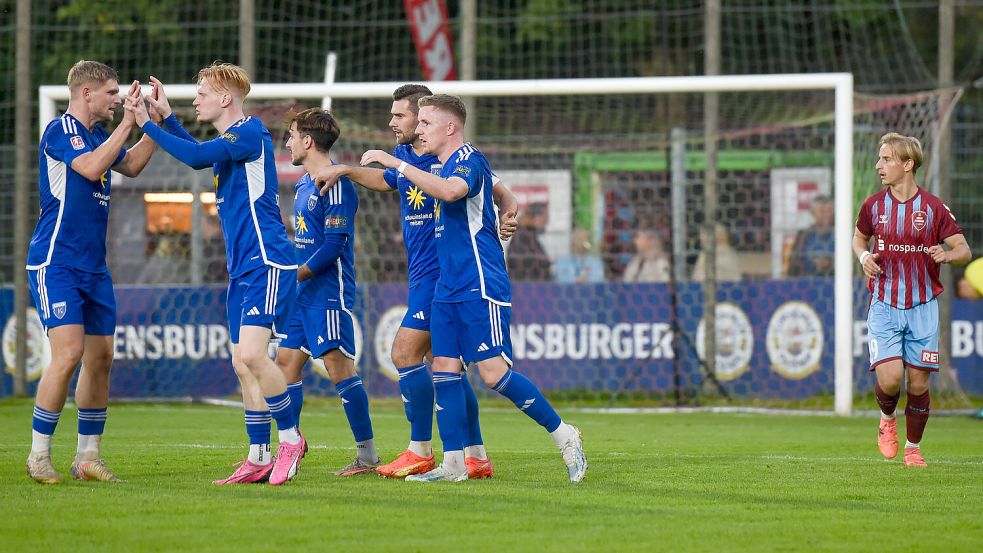 Nach dem Ausgleichstor nahm Pascal Steinwender (Zweiter von links) die Glückwünsche seiner Teamkollegen entgegen. Foto: Kirschner