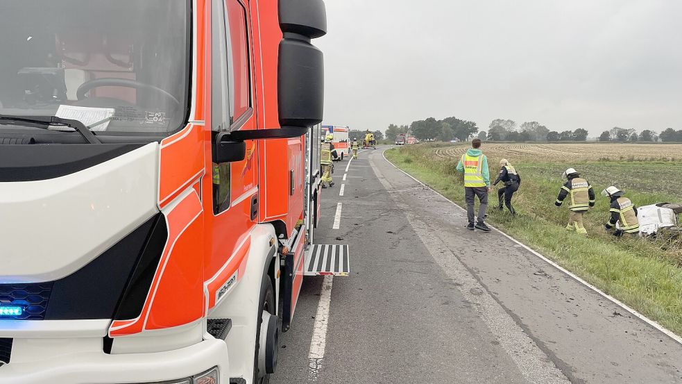 Die Feuerwehr sicherte die Unfallstelle. Im Hintergrund ist der Rettungshubschrauber zu erkennen. Fotos: Feuerwehr Emden