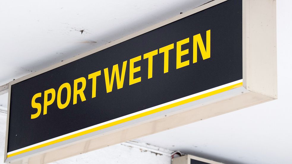 Ein Schild weist auf Sportwetten-Angebote hin. Foto: Knorr/DPA