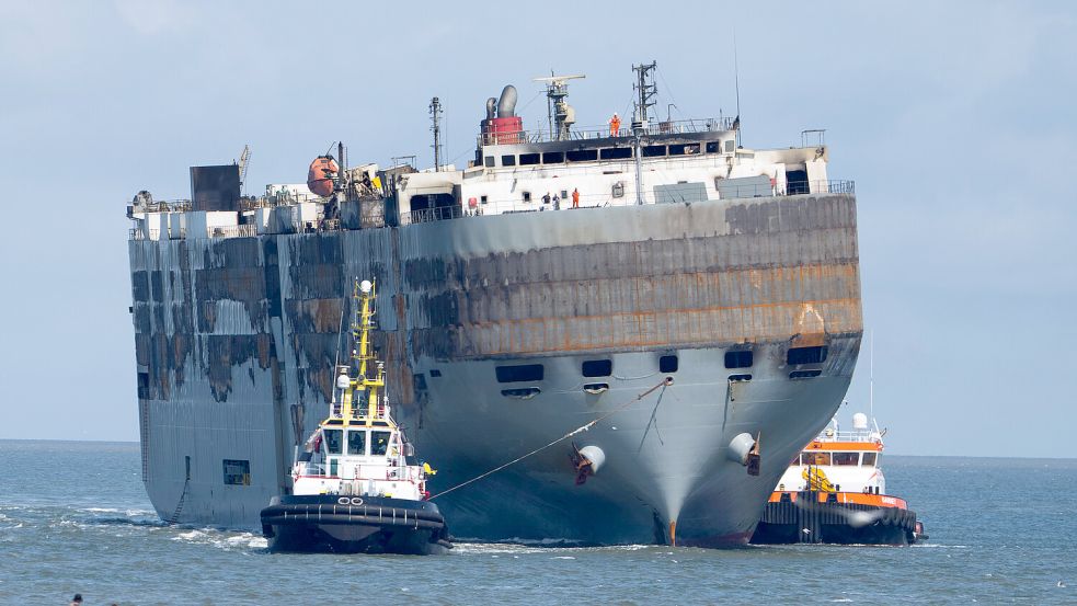 Am 3. August 2023 wird die „Fremantle Highway“ von Schleppern nach Eemshaven gezogen. Foto: Dejong/AP