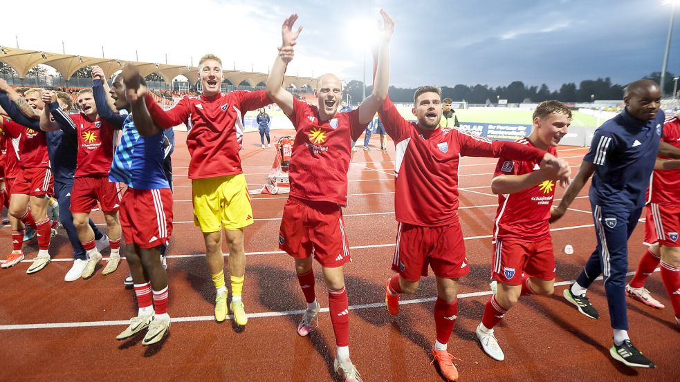 Groß war die Freude, als Kickers Emden im Pokal-Viertelfinale beim VfB Oldenburg im Elfmeterschießen gewann. Nun muss Kickers die Hürde VfL Osnabrück nehmen, wenn es was mit einer Teilnahme am DFB-Pokal werden soll. Foto: Doden, Emden