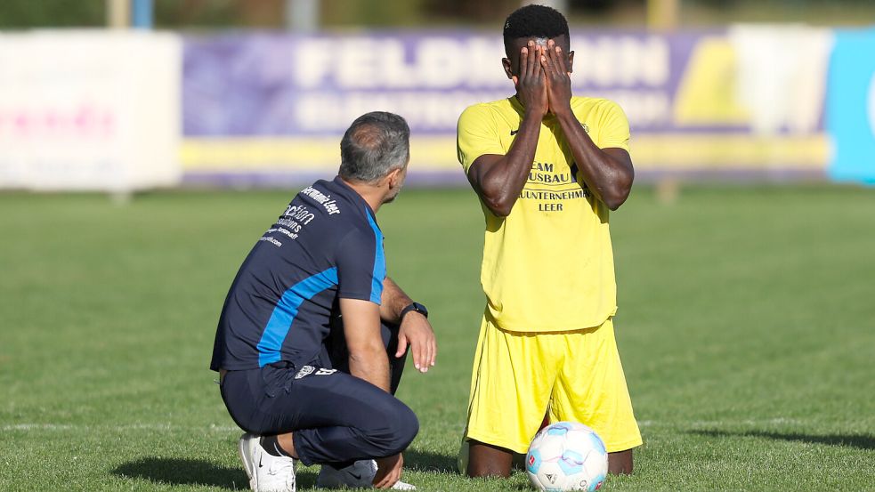 Germania-Trainer Erhan Colak (links) muss bei seinen Spielern (rechts Parfalt Coffy Yobouet) wieder Aufbauarbeit leisten. Foto: Doden/Emden