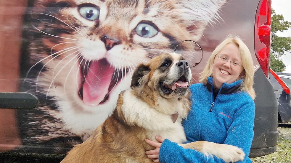 Mara Schwartz ist gelernte Tierpflegerin und hat eine Ausbildung zur Hundetrainerin gemacht. Die Bernhardiner-Hündin Amy würde sie gerne in ein neues Zuhause vermitteln. Foto: Gettkowski