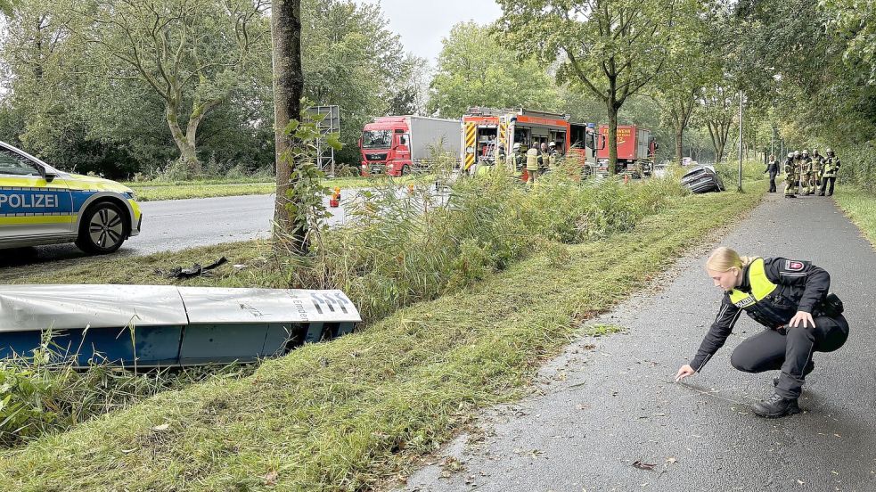 Schwerer Unfall auf der Larrelter Straße: Die Polizei sichert Spuren, Blitzer und Auto sind zerstört. Foto: Schuurman