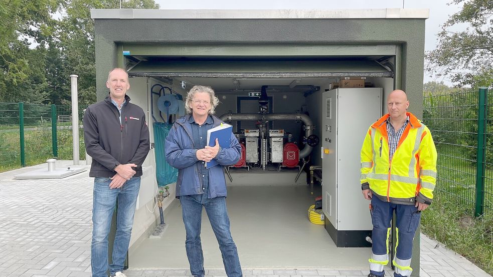 Klärwerksleiter Bernhard Walderstein (von rechts), Planer Matthias Krein von der Argo Ingenieurgemeinschaft und Bauleiter Stefan Jansen von der Firma Huneke stellten die neue Pumpstation vor. Foto: Stadt Weener