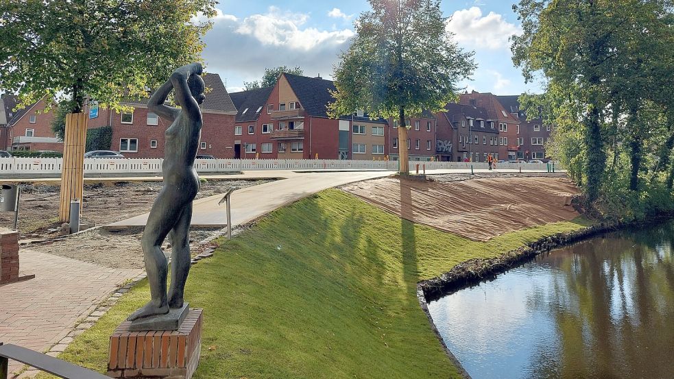 Blick auf die Kunstpromenade: Der Rollrasen ist am Ufer des Stadtgrabens schon verlegt. Fotos: Hanssen