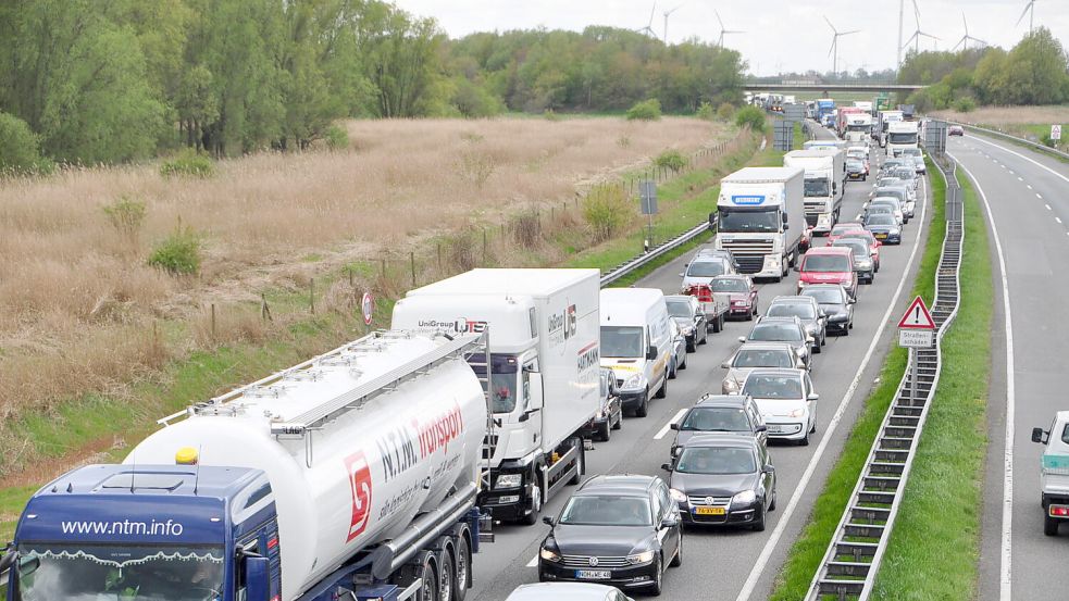 Die Autobahn 28 gehört zu den Strecken, die von Staus betroffen sein könnten. Foto: Wolters/Archiv