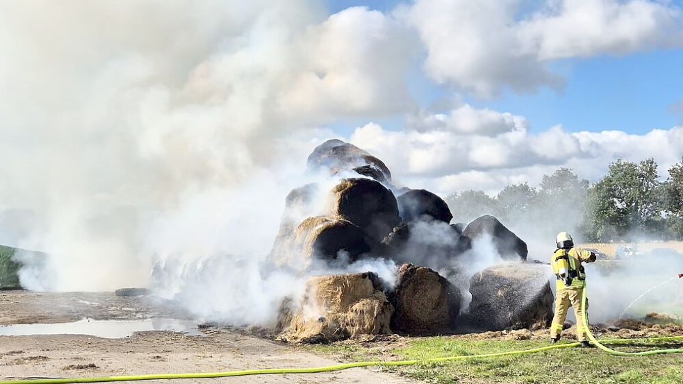 Die Feuerwehr rückte zu einem Rundballenbrand in Bühren aus. Foto: Feuerwehr