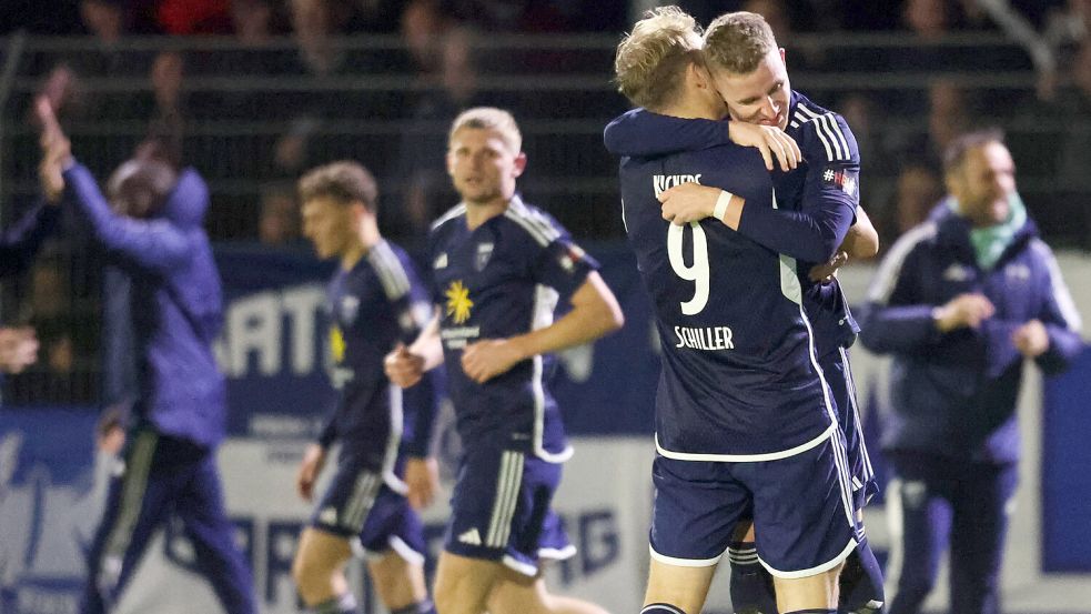 Zwei Matchwinner Arm in Arm: David Schiller herzt Tobias Steffen nach dessen Treffer zum 2:1. Fotos: Doden/Emden