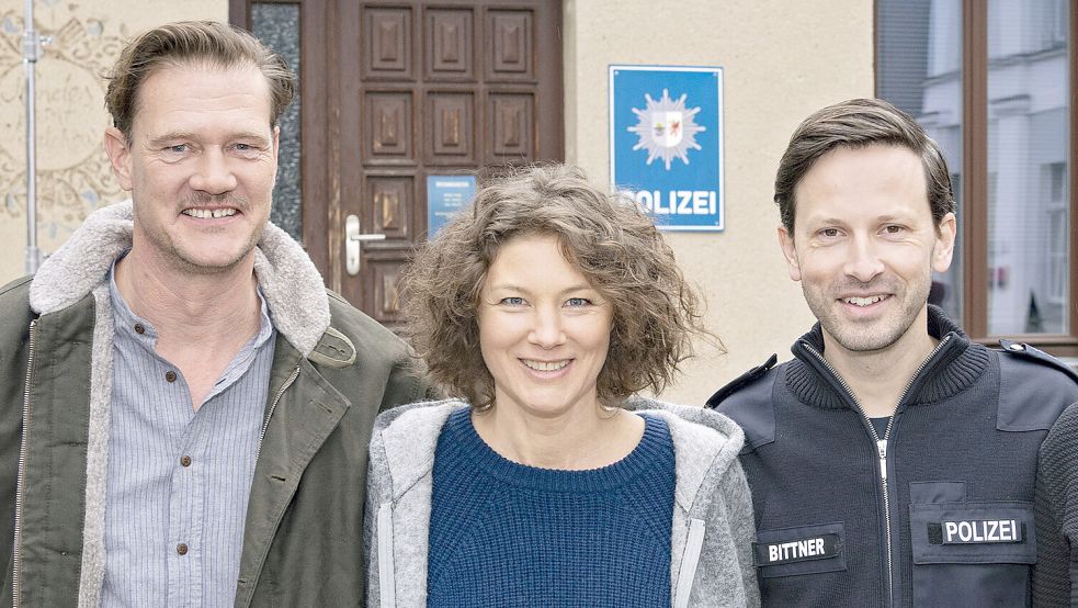 Neue Reihe „Nord bei Nordost“: David Bredin (Tim), Cordelia Wege (Nina) und Franz Dinda (Felix) sind das im Dreieck verliebte Ermittler-Trio im Pilotfilm „Westend“. Foto: NDR/Georges Pauly