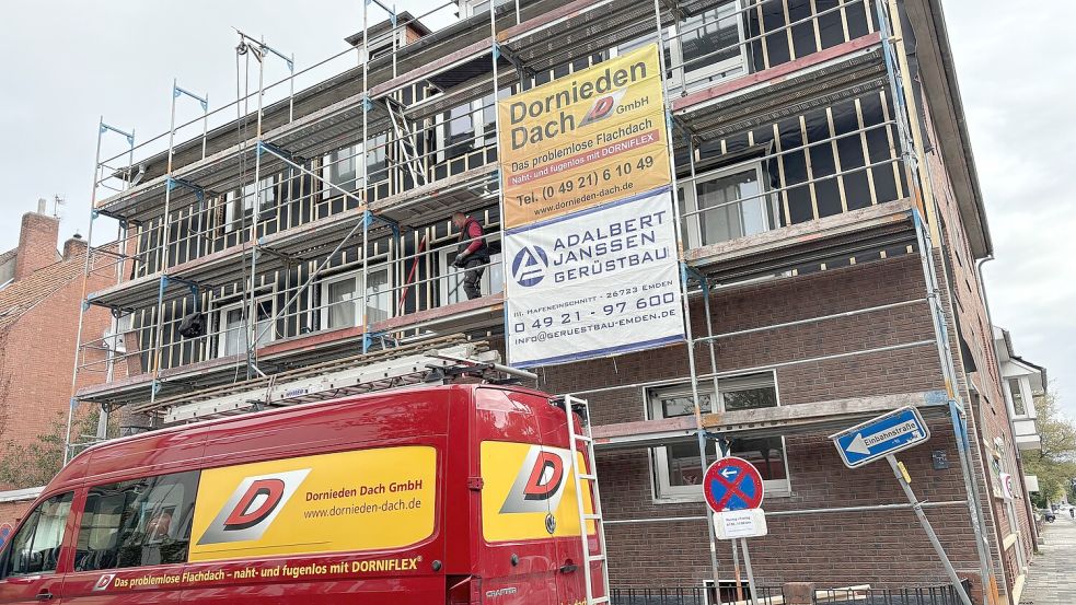 Wird saniert: die Fassade eines Hauses Zwischen beiden Bleichen in Emden. Foto: Schuurman