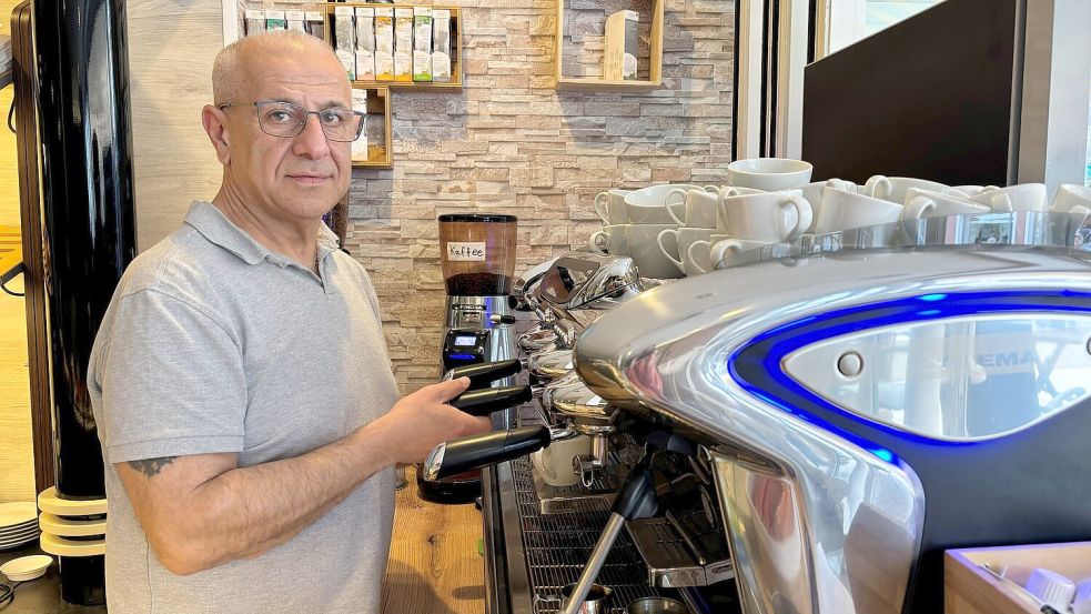 Die Siebträgermaschine ist im Stadtcafé von Fadi Rachid-Reckstadt ständig in Betrieb. Fotos: Boschbach