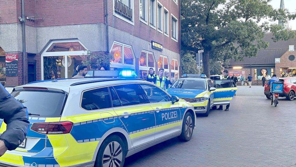 Die Polizei rückte am Samstagabend zum Neuen Markt aus. In den hinteren Streifenwagen wurde ein Mann gesetzt, der sich stark wehrte und am Kopf blutete. Foto: Hanssen