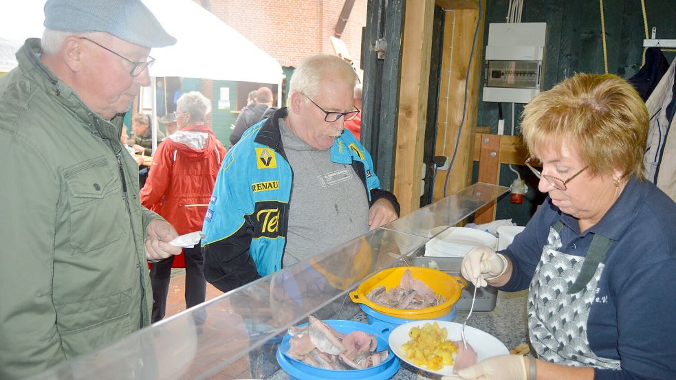 Zum Matjesessen wird in Rhaude eingeladen. Foto: Weers/Archiv