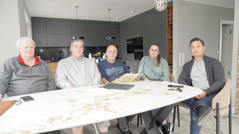 Auf die Lieferung von Elementen für eine Photovoltaikanlage und die Installation warten diese fünf Kunden einer Solarfirma aus dem Emsland. Alle haben inzwischen Anzeige erstattet. Zu sehen sind: (von links) Andre Schneider, Inge und Eberhard Hinkenhuis, Diana Laptedulce und Hotel-Betreiber Thai To-Vin. Foto: Daniel Gonzalez-Tepper