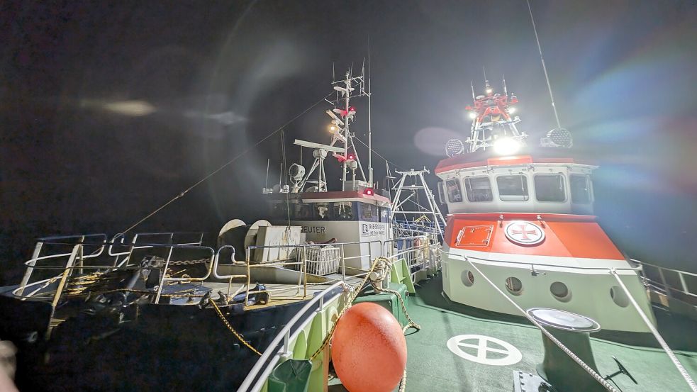 Bei der Hilfe: Der Seenotrettungskreuzer „Hamburg“ (Station Borkum) längsseits am Vermessungsschiff „Fritz Reuter“. Foto: Die Seenotretter/DGzRS