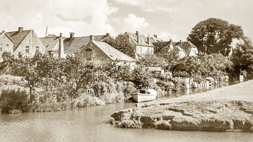 Die Kleine Maar war Teil des Grabens der Oldersumer Burg. Dieser Flussarm wurde nach dem Krieg zugeschüttet und war danach die Zufahrt zur Schlömer-Werft. Foto: aus dem Kalender