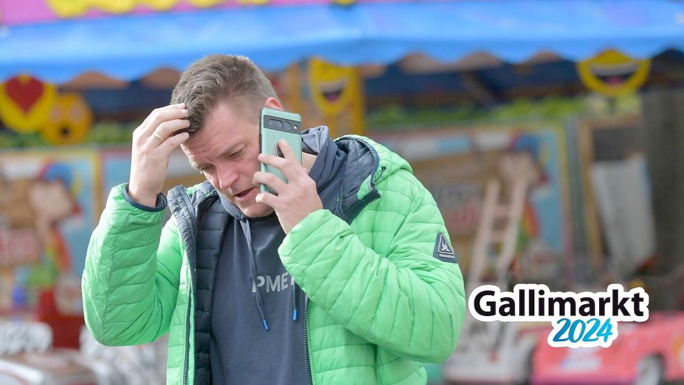 Ohne Smartphone geht für Michael Meyer derzeit gar nichts. Der Marktmeister des Gallimarkts koordiniert den Aufbau der Buden und Fahrgeschäfte. Foto: Ortgies