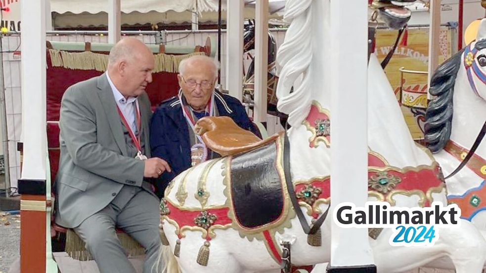 Ehrenbürger Albrecht Weinberg fuhr mit Bürgermeister Claus-Peter Horst in einem mehr als 100 Jahre alten Pferdekarussell. Foto: Stadt Leer