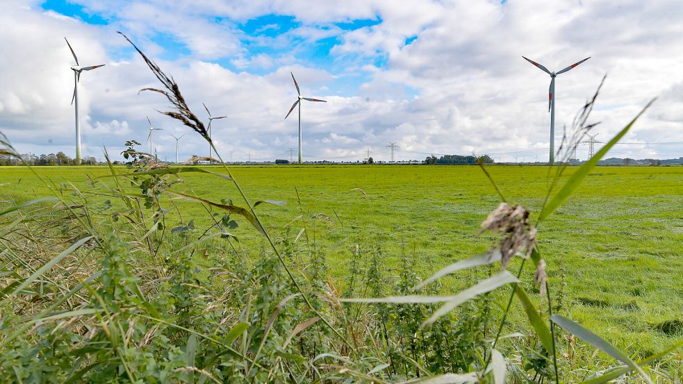 Wo sich die Windräder des Windparks Simonswolde drehen, könnte künftig ein Gewerbegebiet entstehen. Foto: Ortgies