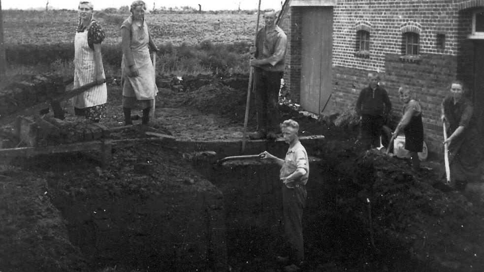 Das Torfstechen war eine körperlich anspruchsvolle Gemeinschaftsarbeit. Nach dem Abtragen der Torfschicht wurden Torf und Sand vermischt, teils auch mit Stallmist. Das Ergebnis war eine gute Grundlage für die Landwirtschaft. Foto: Archiv/Schreiber