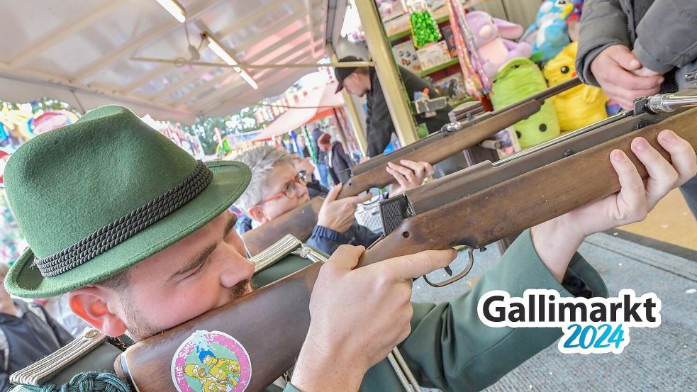 Wer trifft besser? Schützenkönig Rene Schmiemann und Reporterin Karin Lüppen waren auf dem Gallimarkt in einer Schießbude. Foto: Ortgies