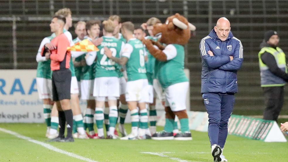 Während Trainer Stefan Emmerling (rechts) enttäuscht zur Bank stapft, jubeln die Lübecker Spieler. Foto: IMAGO / Nordphoto