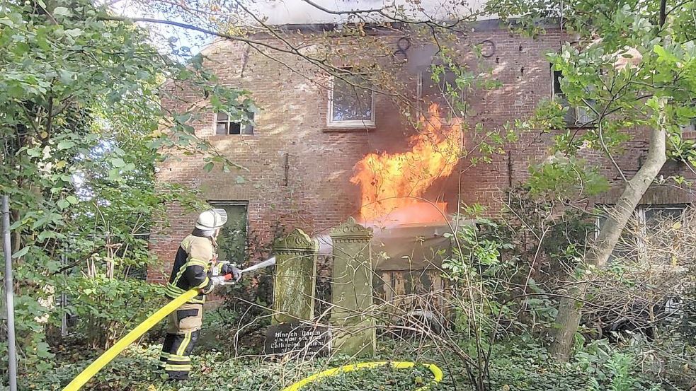 Ein Gebäude brennt in Nüttermoor. Die Feuerwehr ist im Einsatz. Foto: Wolters