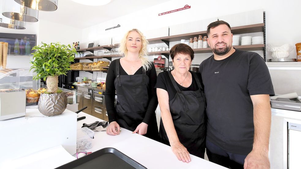 Ein Teil des „Tiramisu“-Teams (von links): Marie von Höveling, Hanne-Lore Tober und Inhaber Necdet Disli. Foto: Böning