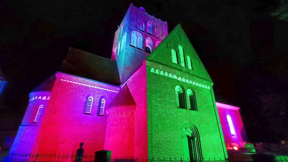 Pilsumer Kreuzkirche im Oktober 2023. Foto: Touristik/Habben