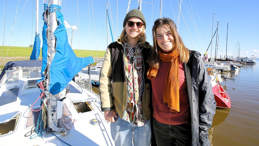 Zurück auf der ostfriesischen Halbinsel: Janek Harms und Lena Riede auf der „Nordklang“ im Hafen von Horumersiel. Foto: Böning