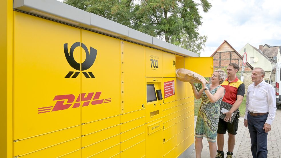 Die Deutsche Post setzt zunehmend auf Poststationen: Die Automaten bieten die selben Dienstleistungen wie Filialen. Foto: Rebsch/DPA